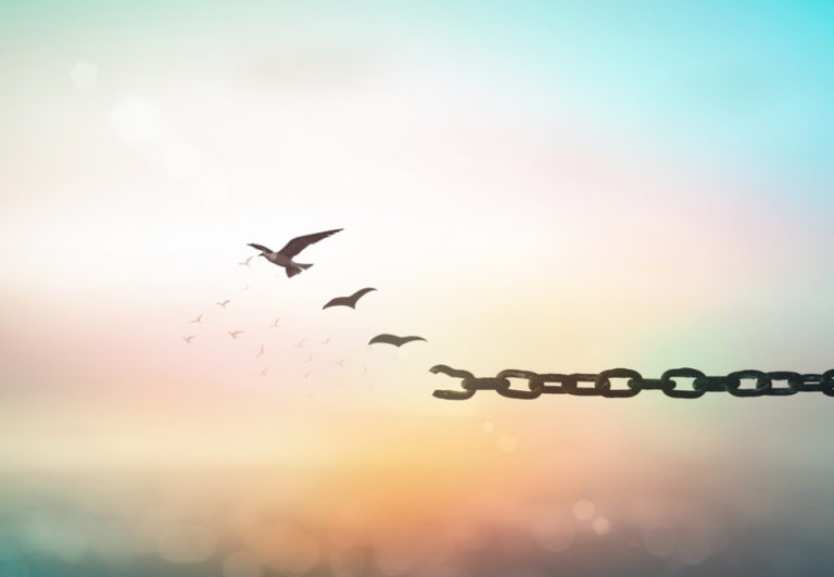Des chaînes brisées qui se transforment en oiseaux qui s'envolent pour renforcer l’idée de libération intérieure grâce à l'Hypnose